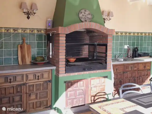 Casa Mi Pajobe (2 chambres/max 4 pers) | Espagne, Costa Blanca, Benidorm - villa La cuisine extérieure est entièrement équipée (barbecue, feu à gaz, combiné réfrigérateur/congélateur, lave-vaisselle, cafetière, vaisselle, ...)