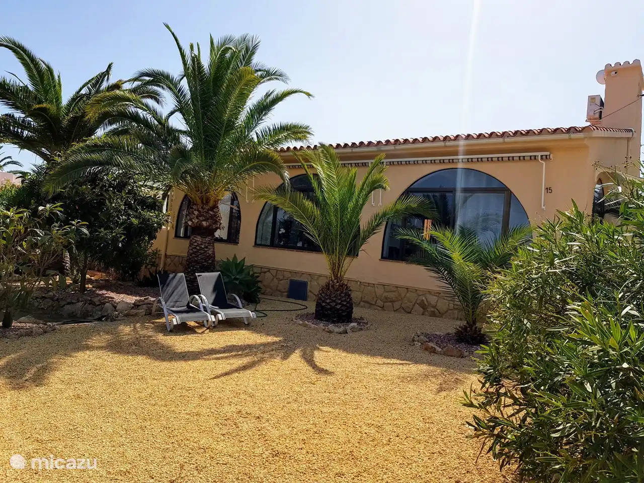 Der Garten hat viele schöne Plätze, wo Sie sowohl die Sonne als auch den Schatten genießen können.