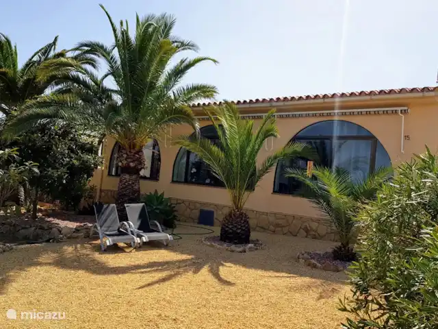 Casa Mi Pajobe (2 chambres/max 4 pers) | Espagne, Costa Blanca, Benidorm - villa le jardin a de nombreux endroits agréables où vous pourrez profiter à la fois du soleil et de l'ombre.