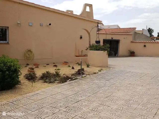 Casa Mi Pajobe (2 chambres/max 4 pers) | Espagne, Costa Blanca, Benidorm - villa La villa dispose d'une grande allée avec portail d'entrée électrique. Vous pouvez garer plusieurs voitures sur place.