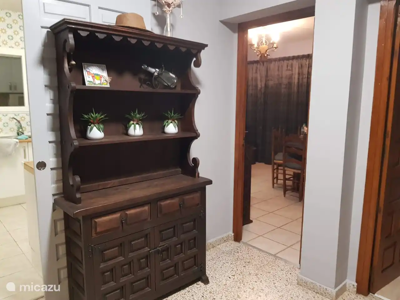 Eingangshalle mit Zugang zur Küche, Wohnzimmer, Duschbad, Schlafzimmer 1, Badezimmer und Flur zu den anderen Schlafzimmern