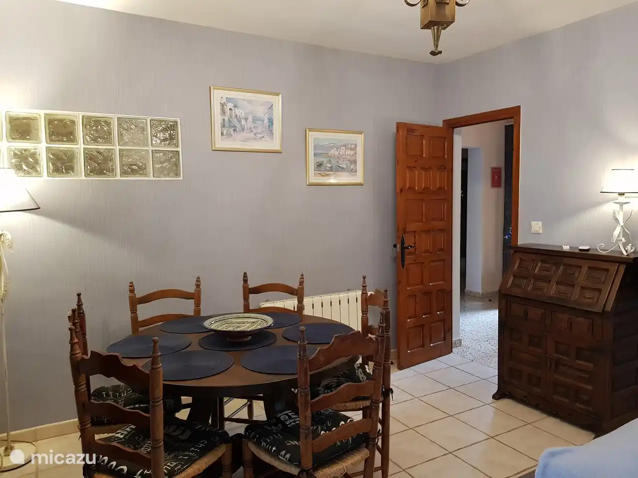 Im Wohnzimmer steht ein Tisch für 6 Personen