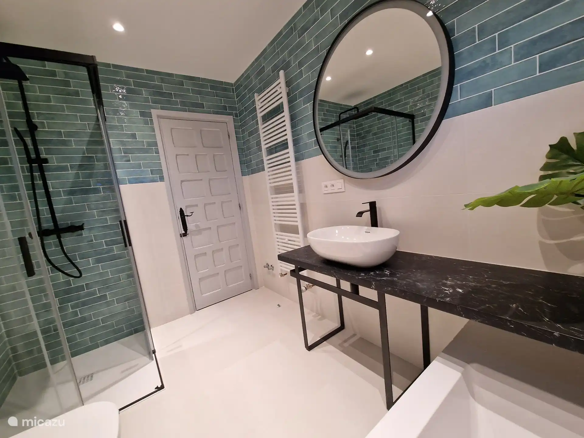 Badezimmer mit Badewanne, Dusche, Waschbecken und Toilette