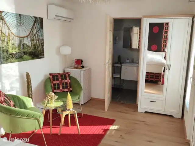Fietsen, Hongarije, Gyor-Moson-Sopron, Fertőrákos, tiny house Superior Tinyhouse aan Neusiedlersee Koelkast met koffiezetapparaat en waterkoker