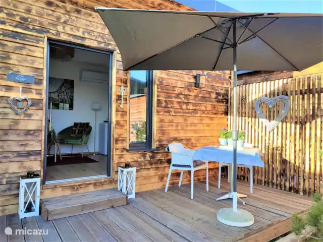 Fietsen, Hongarije, Gyor-Moson-Sopron, Fertőrákos, tiny house Superior Tinyhouse aan Neusiedlersee Zitje terras