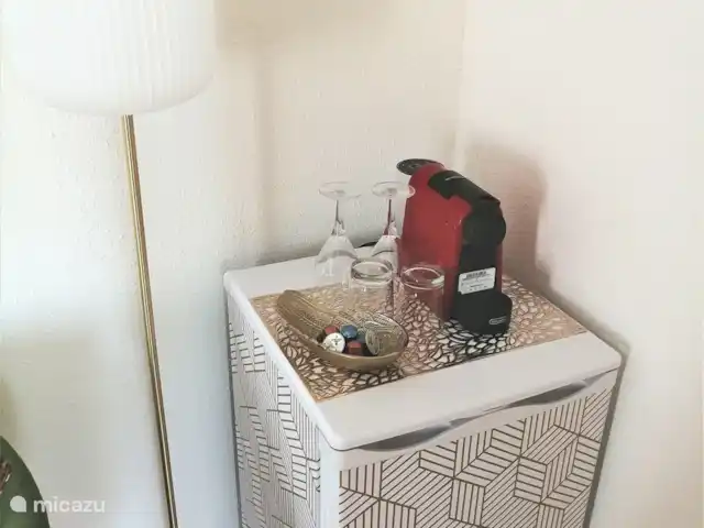 Fietsen, Hongarije, Gyor-Moson-Sopron, Fertőrákos, tiny house Superior Tinyhouse aan Neusiedlersee koffiezetapparaat en glazen