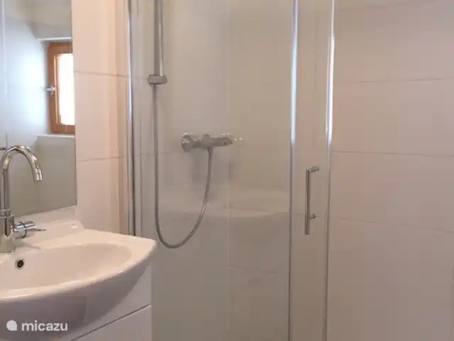 Landhaus Waldblick apartamento Aloisia en Austria, Vorarlberg, Wald am Arlberg - apartamento baño