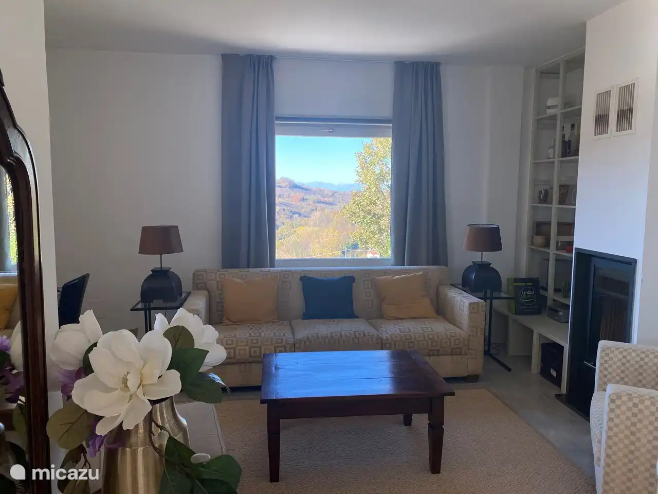 Wohnzimmer mit Sofa und Stühlen