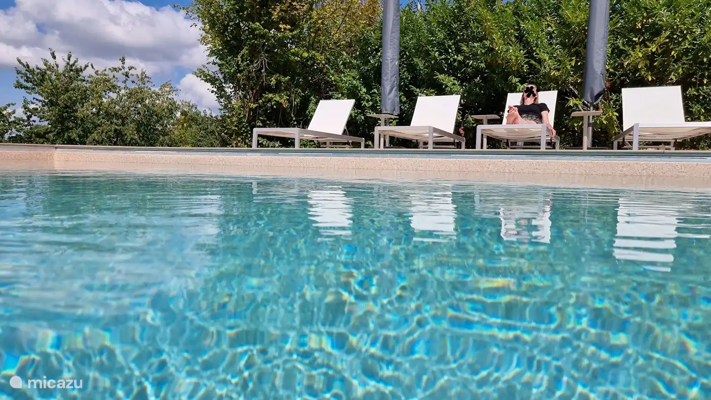 köstliches Wasser, mit leicht salzigem Wasser mit Elektrolyse zur Aufrechterhaltung der Wasserqualität ohne störendes Chlor