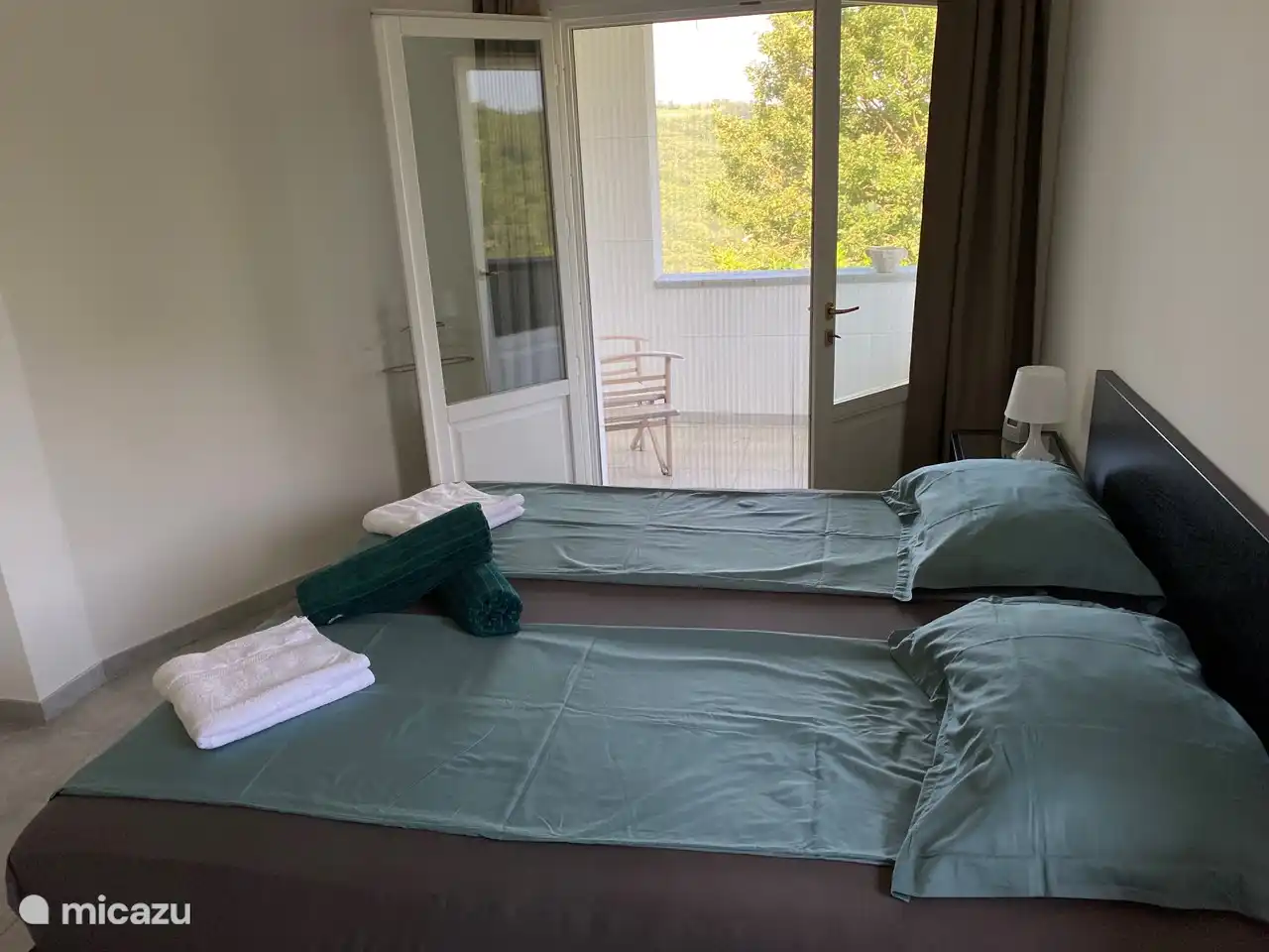 Das Schlafzimmer im Obergeschoss neben dem Wohnzimmer