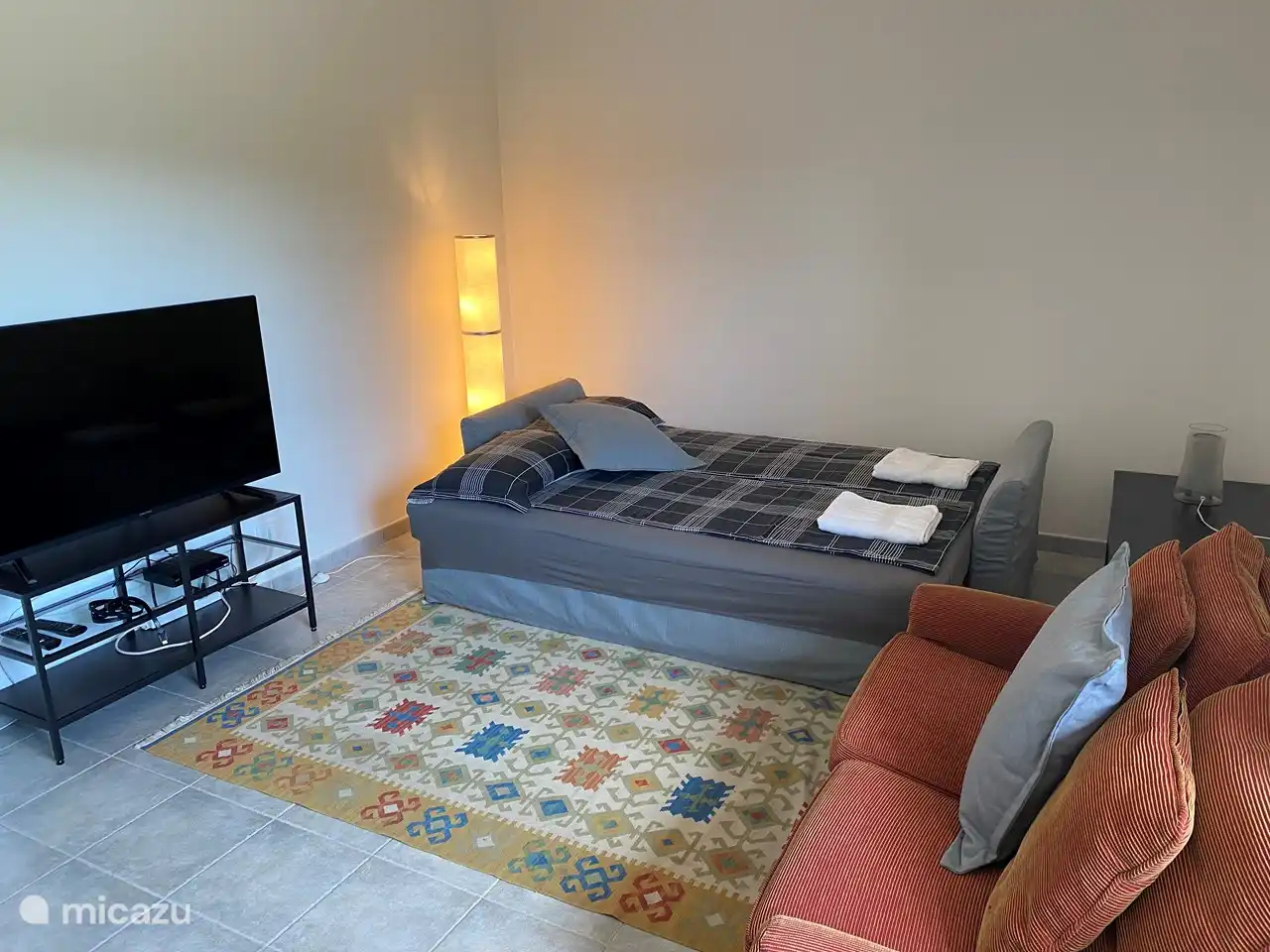 Im Wohnzimmer im Erdgeschoss befindet sich ein Schlafsofa, das auch für Kinder genutzt werden kann. Die Personenanzahl für das Haus beträgt dann 6 Erwachsene und 2 Kinder