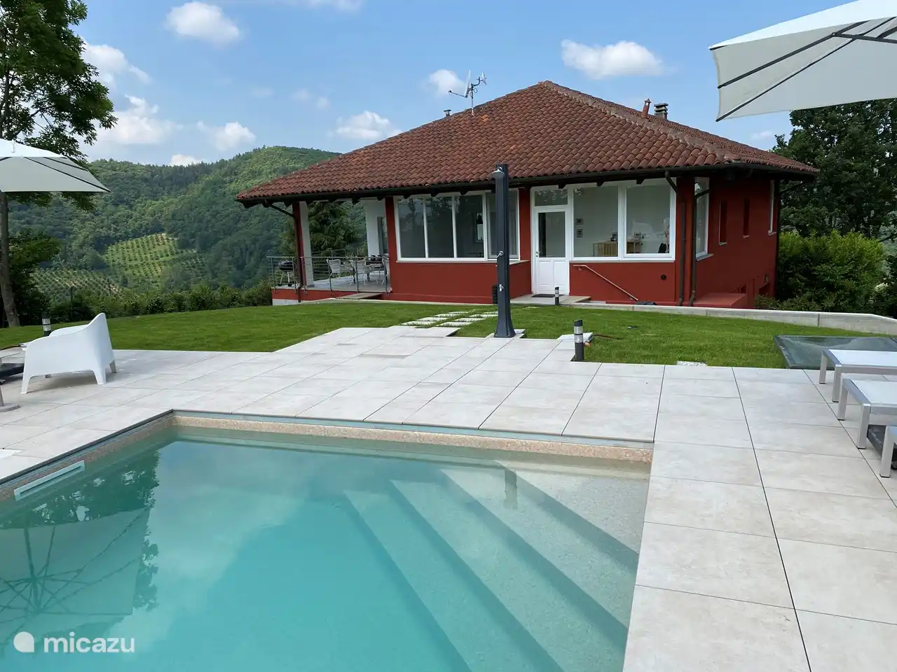 Dusche am von der Sonne erwärmten Pool