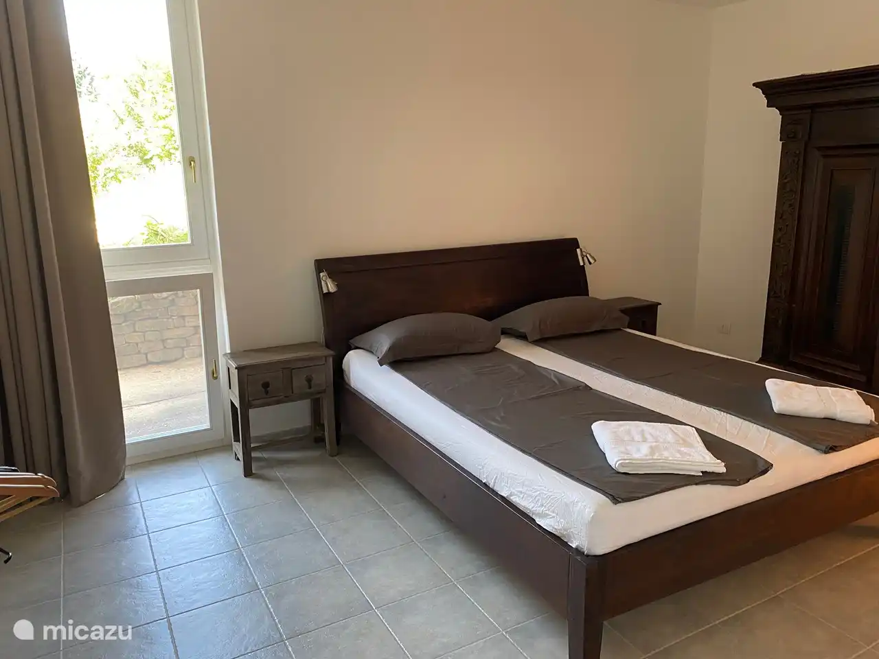 großes Gästezimmer im Erdgeschoss