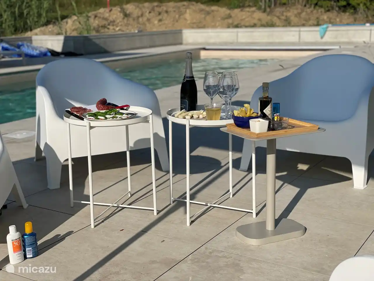 Genießen Sie die Abendsonne auf der Terrasse am Pool