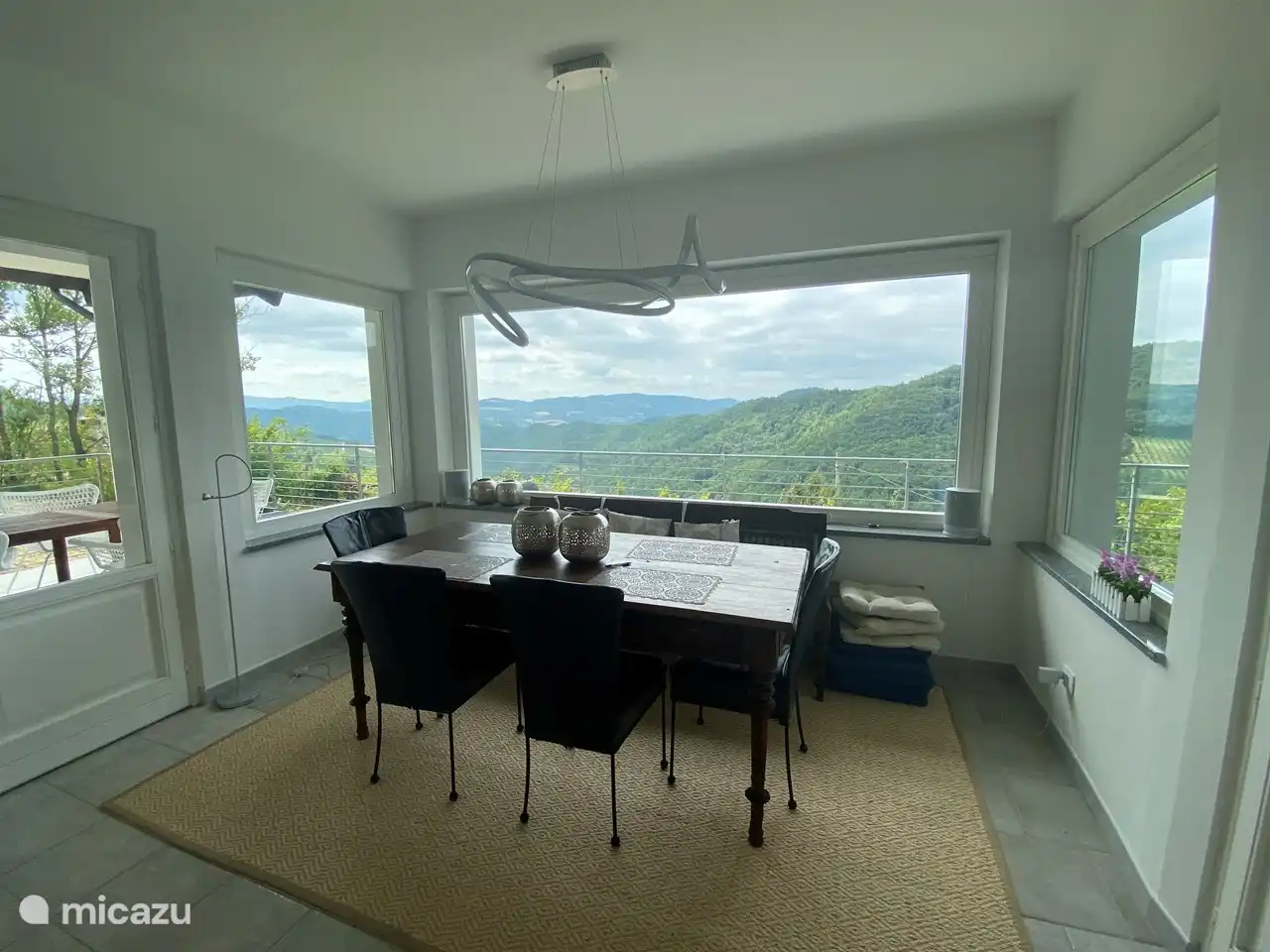 Blick vom Queue und Esstisch