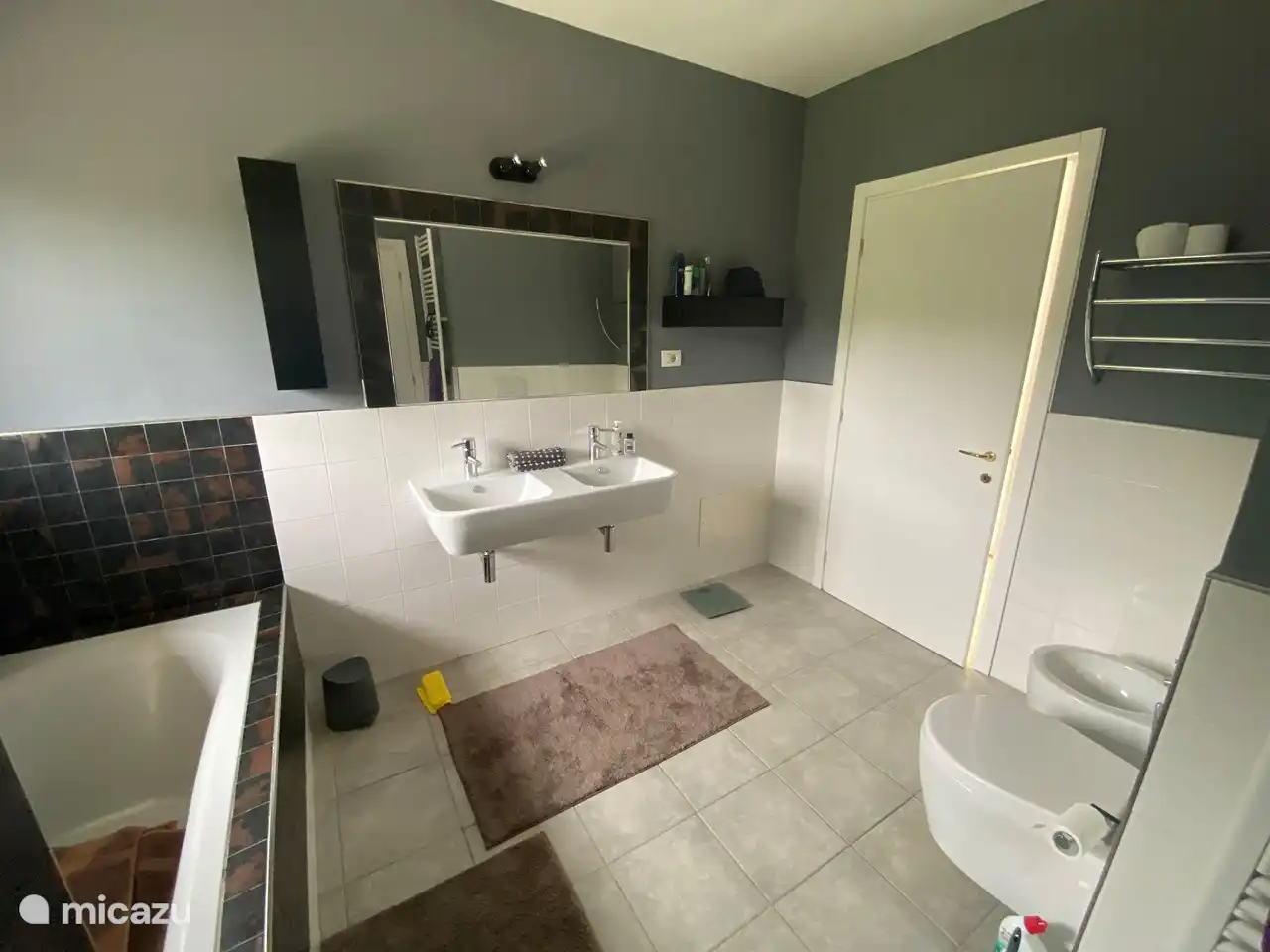 Das Badezimmer im Obergeschoss neben dem Wohnzimmer