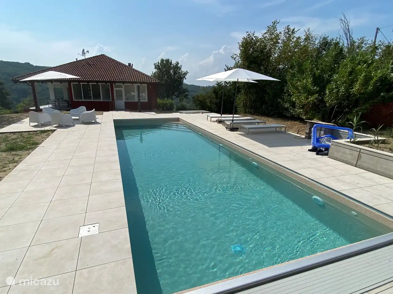 Terrassen neben dem Pool