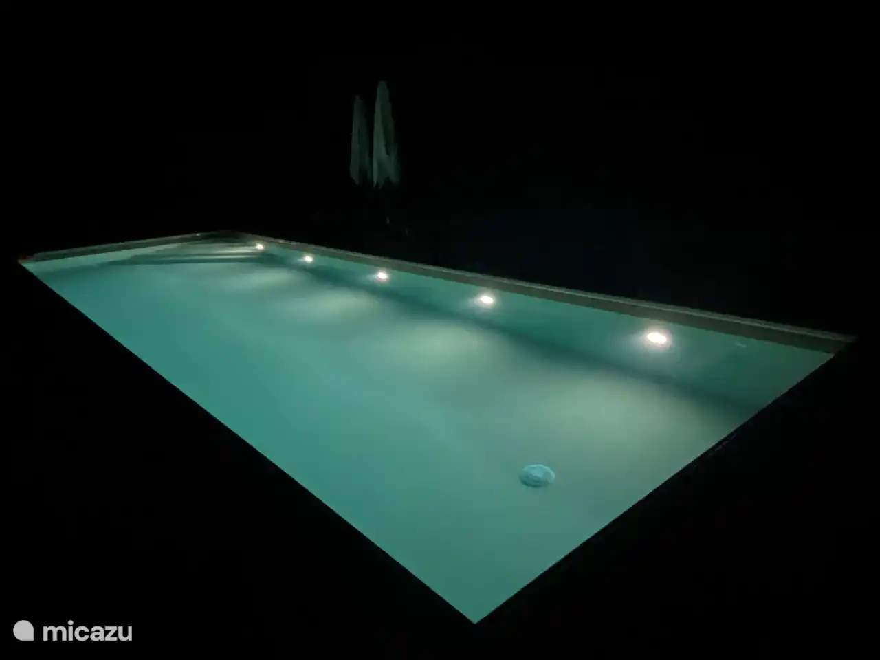 Poolbeleuchtung für ein kühles Bad im Dunkeln