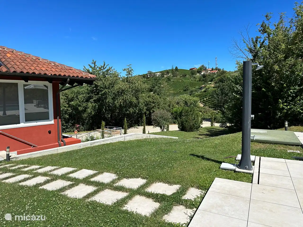 Mit Außendusche, bei der das Wasser in der Diuche-Hülle erhitzt wird