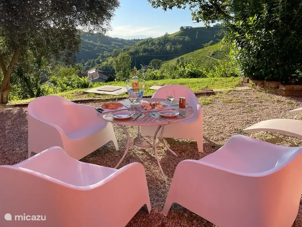 zusätzliche Terrasse an der Seite unten, mit Blick auf die Weinberge