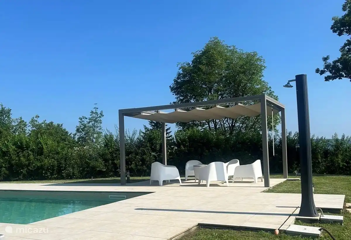 Neue Pergola (noch nicht auf allen Fotos)