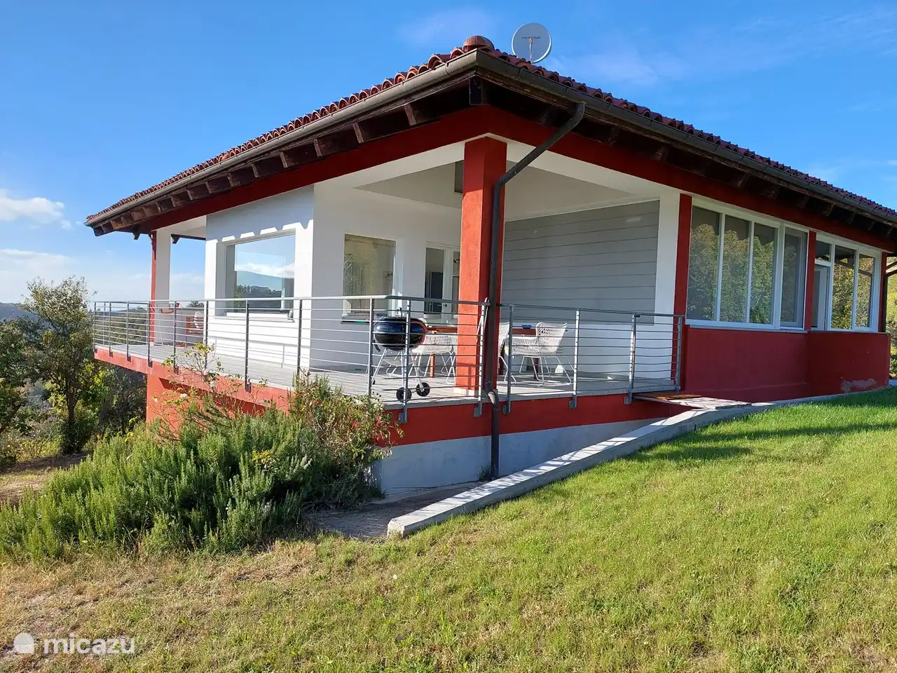 Wohnzimmer und Terrassen im 1. Stock, daher ist es im Untergeschoss mit 2 Schlafzimmern im Sommer etwas kühler