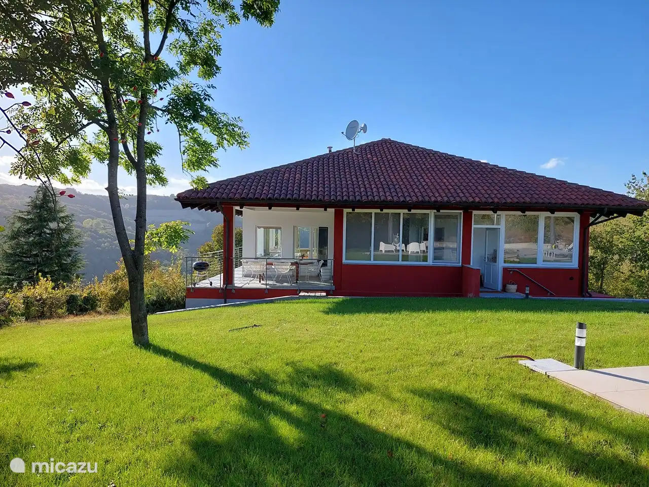 Wohnzimmer, Küche, Terrassen und 1 Schlafzimmer befinden sich auf der gleichen Ebene wie der Garten mit Swimmingpool