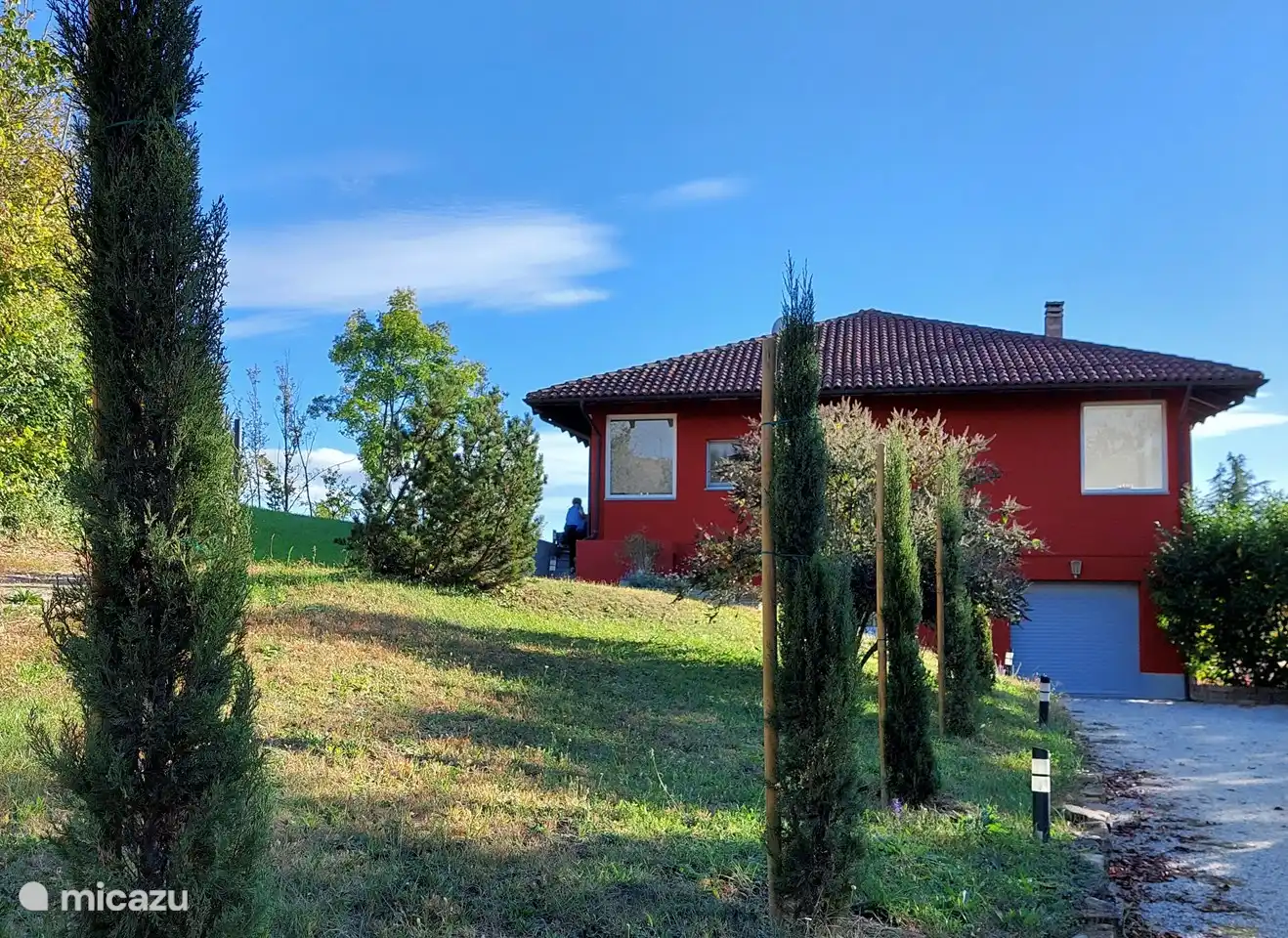 Allee mit geräumigen Privatparkplätzen