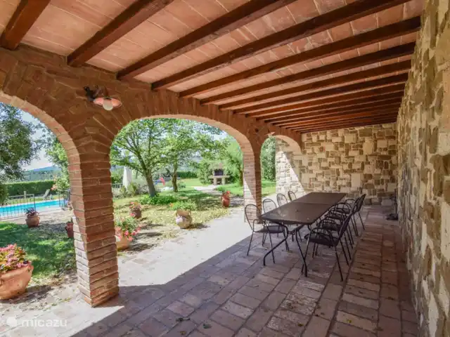 Location de Vacances Italie, Ombrie, Avigliano Umbro, villa - Ombrie du Sud, villa avec piscine privée A l'avant de la villa se trouve un grand espace couvert avec table et chaises