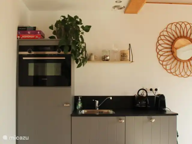 Noxem bnb Scandinavian huren in Nederland, Noord-Holland, Boesingheliede - bed & breakfast De keuken met koelkast, combi oven/magnetron. Eierkoker, grill, koffie en thee faciliteiten.