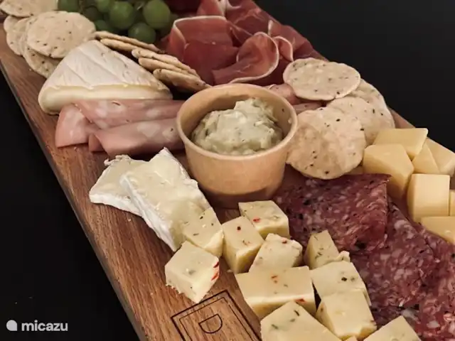 Noxem bnb Scandinavian huren in Nederland, Noord-Holland, Boesingheliede - bed & breakfast Inchecken en dan gelijk kunnen genieten van deze heerlijke borrel plank. Bij te boeken als extra add-on.