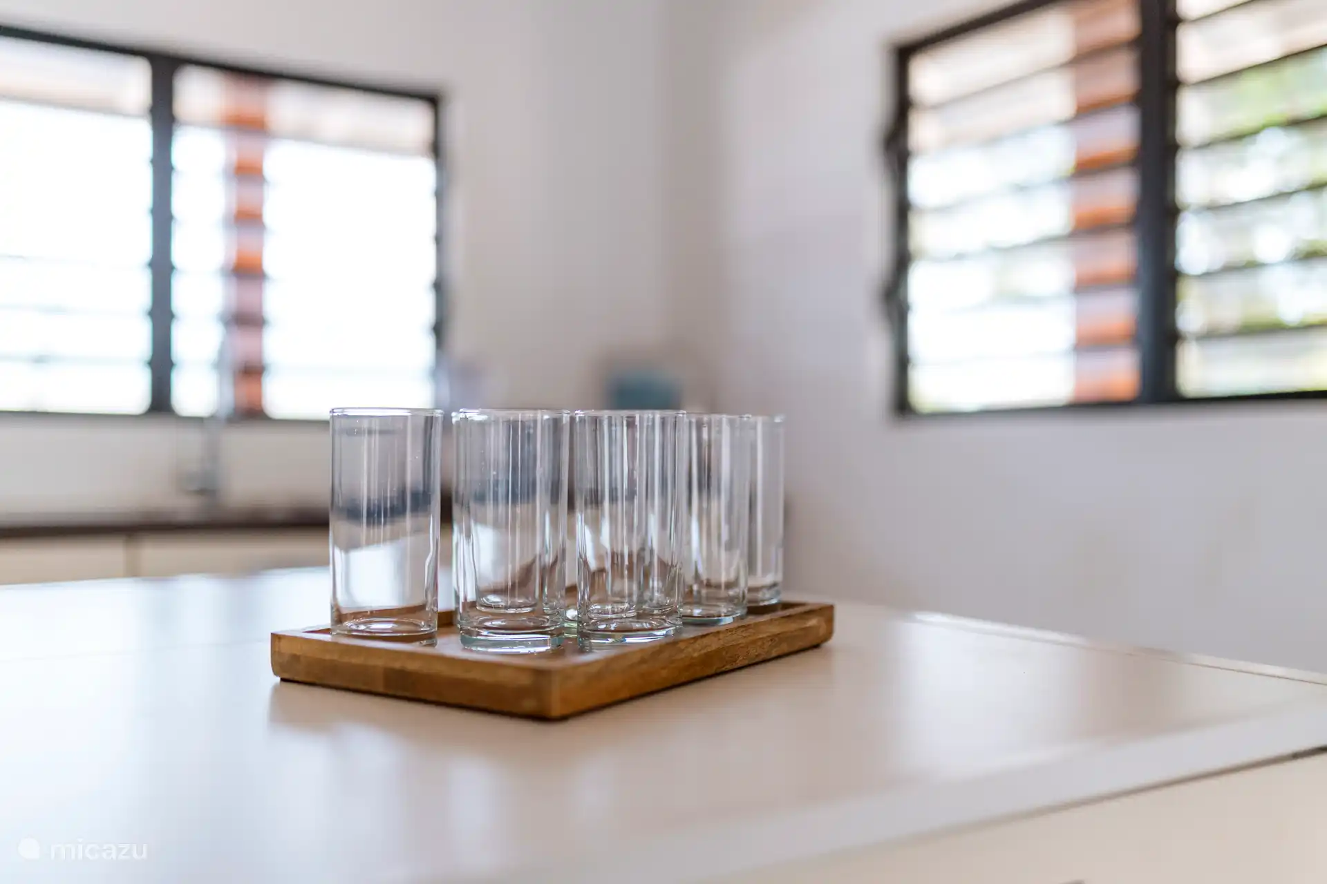 Algunos vasos de bebida. También hay algunas copas de vino disponibles.