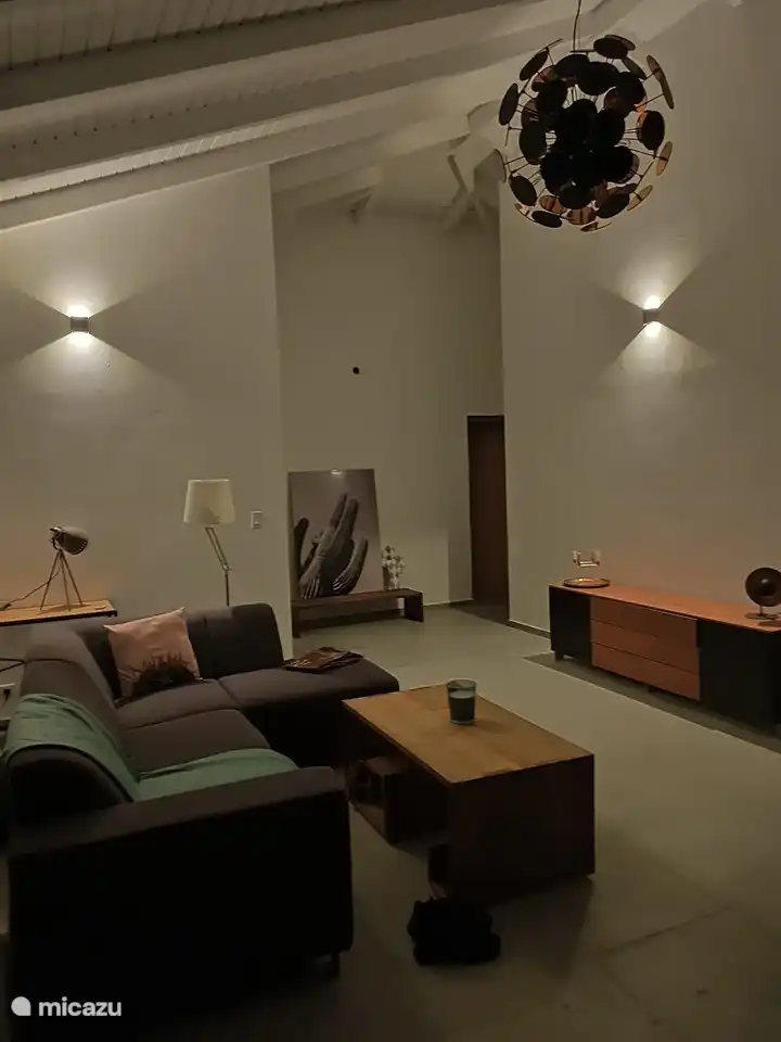 Esta foto fue tomada antes de que ajustáramos el diseño de la sala de estar, pero da una idea de la iluminación por la noche.