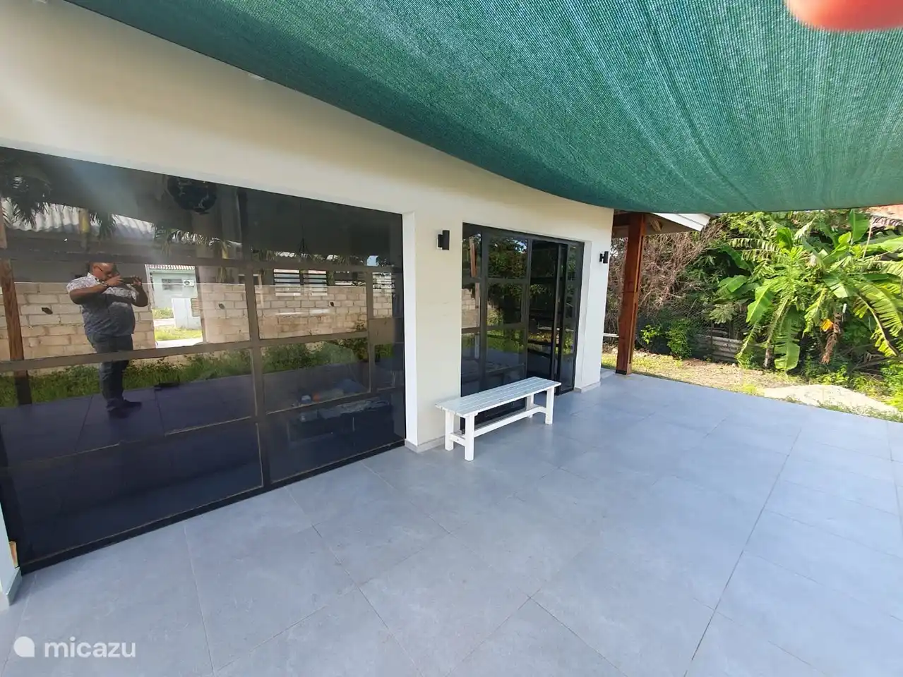 El balcón trasero cubierto con tela sombra.