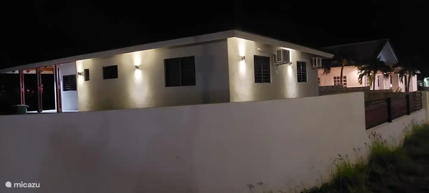 Lado derecho de la casa donde se puede estacionar en el patio.