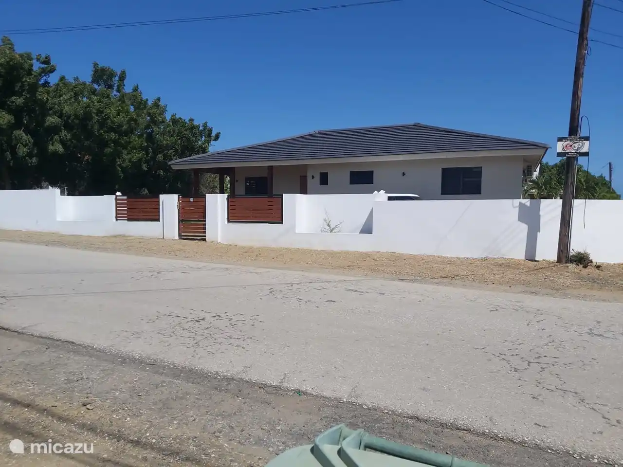 El frente durante el día.