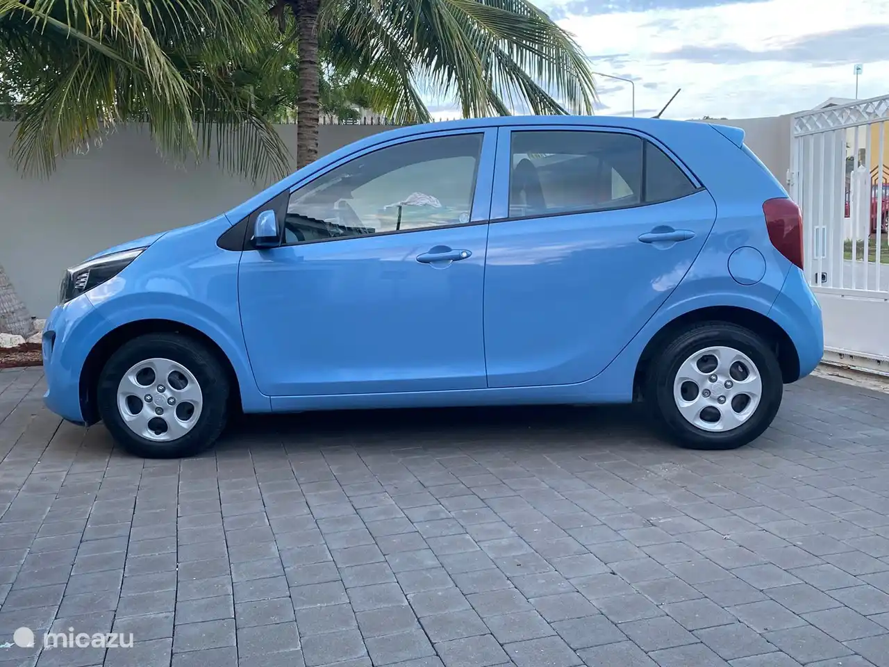 Si desea utilizar un coche de alquiler durante su estancia, podemos ayudarle con esto. Este Kia picanto, manual con aire acondicionado, se puede entregar en el lugar por una tarifa diaria de 75 Nafl.