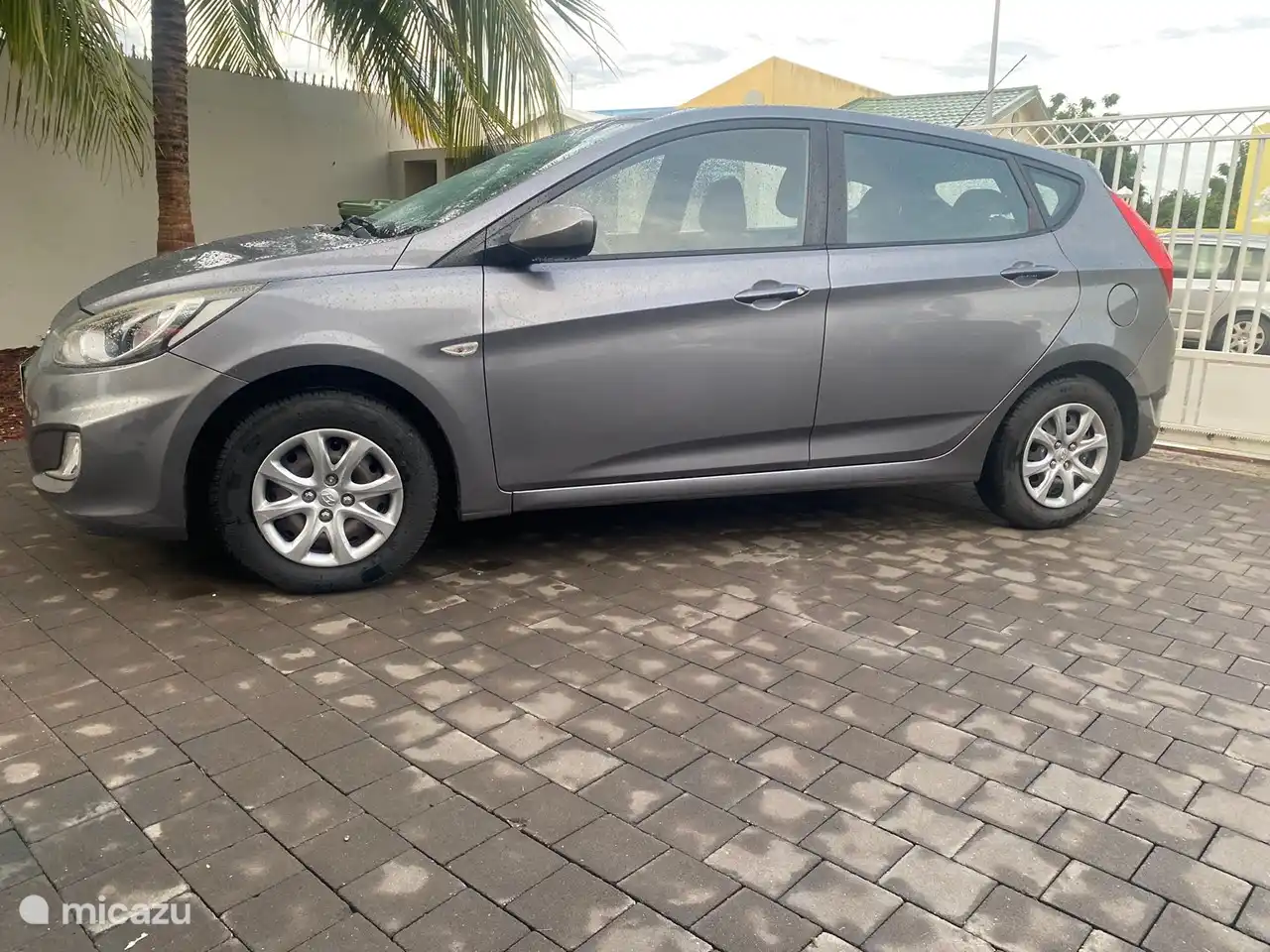 Si desea utilizar un coche de alquiler durante su estancia, podemos ayudarle con esto. Este acento Hyundai manual se puede entregar en el lugar por una tarifa diaria de 75 Nafl.