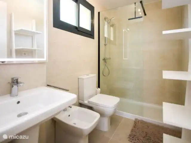 App. Stina & Rienk One80 Estepona | Espagne, Costa del Sol, Estepona - appartement salle de bain en suite avec douche à l'italienne, lavabo et toilettes.