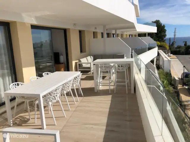 App. Stina & Rienk One80 Estepona | Espagne, Costa del Sol, Estepona - appartement Table de bar avec 2 à 4 tabourets de bar ; bon endroit pour le petit déjeuner