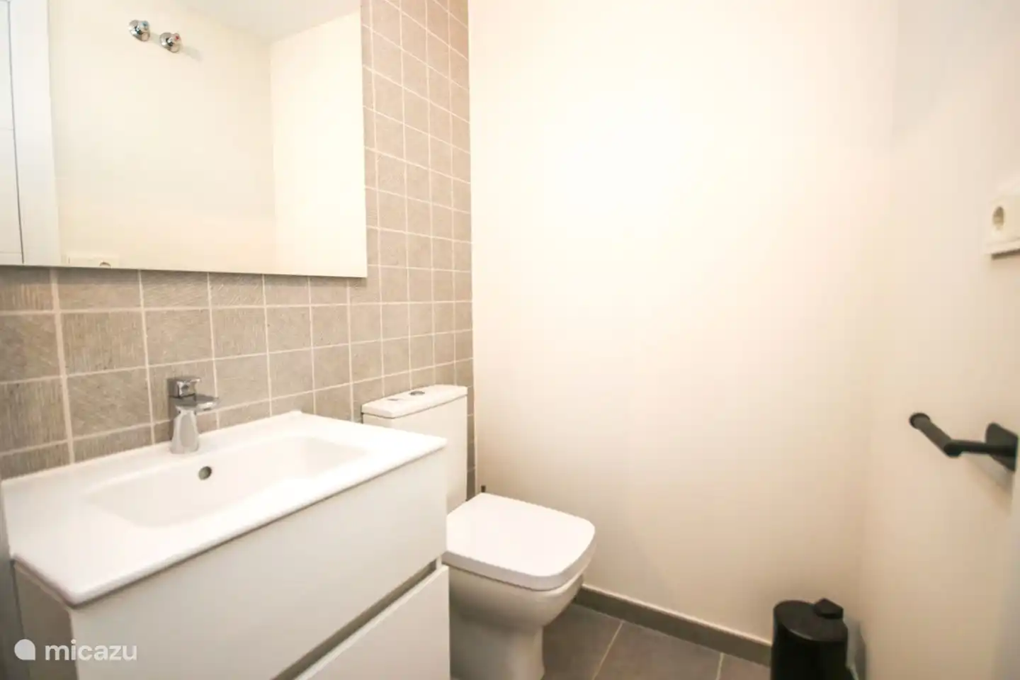 bathroom 2 with shower, sink and toilet