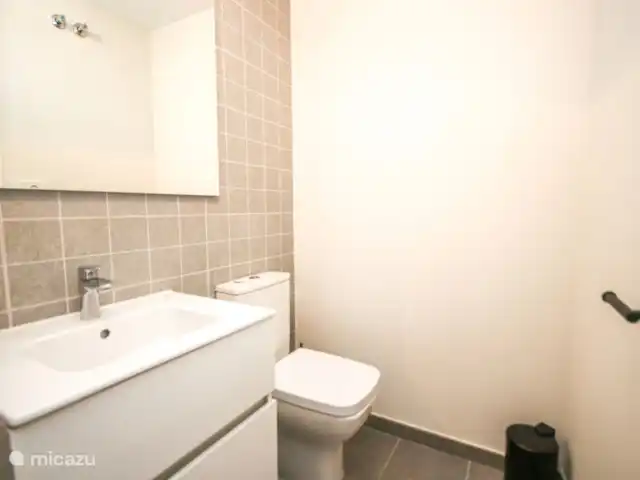 App. Stina & Rienk One80 Estepona | Espagne, Costa del Sol, Estepona - appartement salle de bain 2 avec douche, lavabo et WC