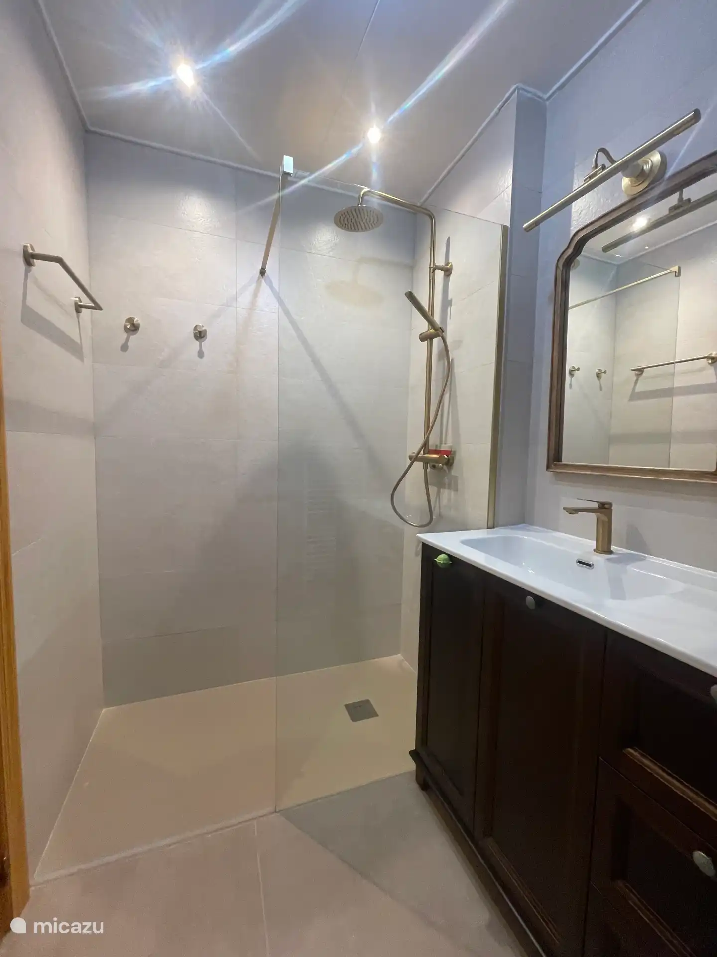 Vernieuwde badkamer in de gang