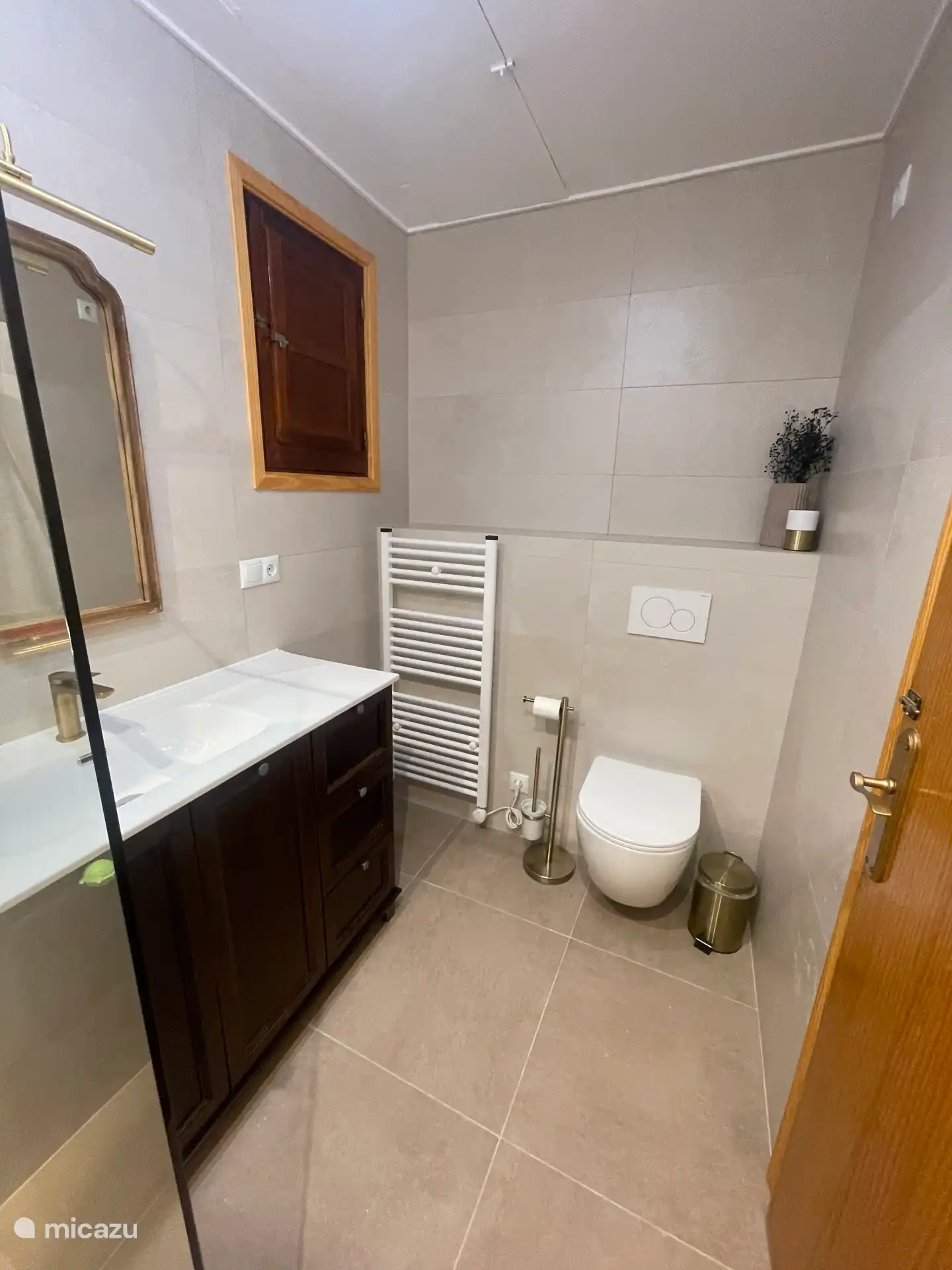Vernieuwde badkamer in de gang