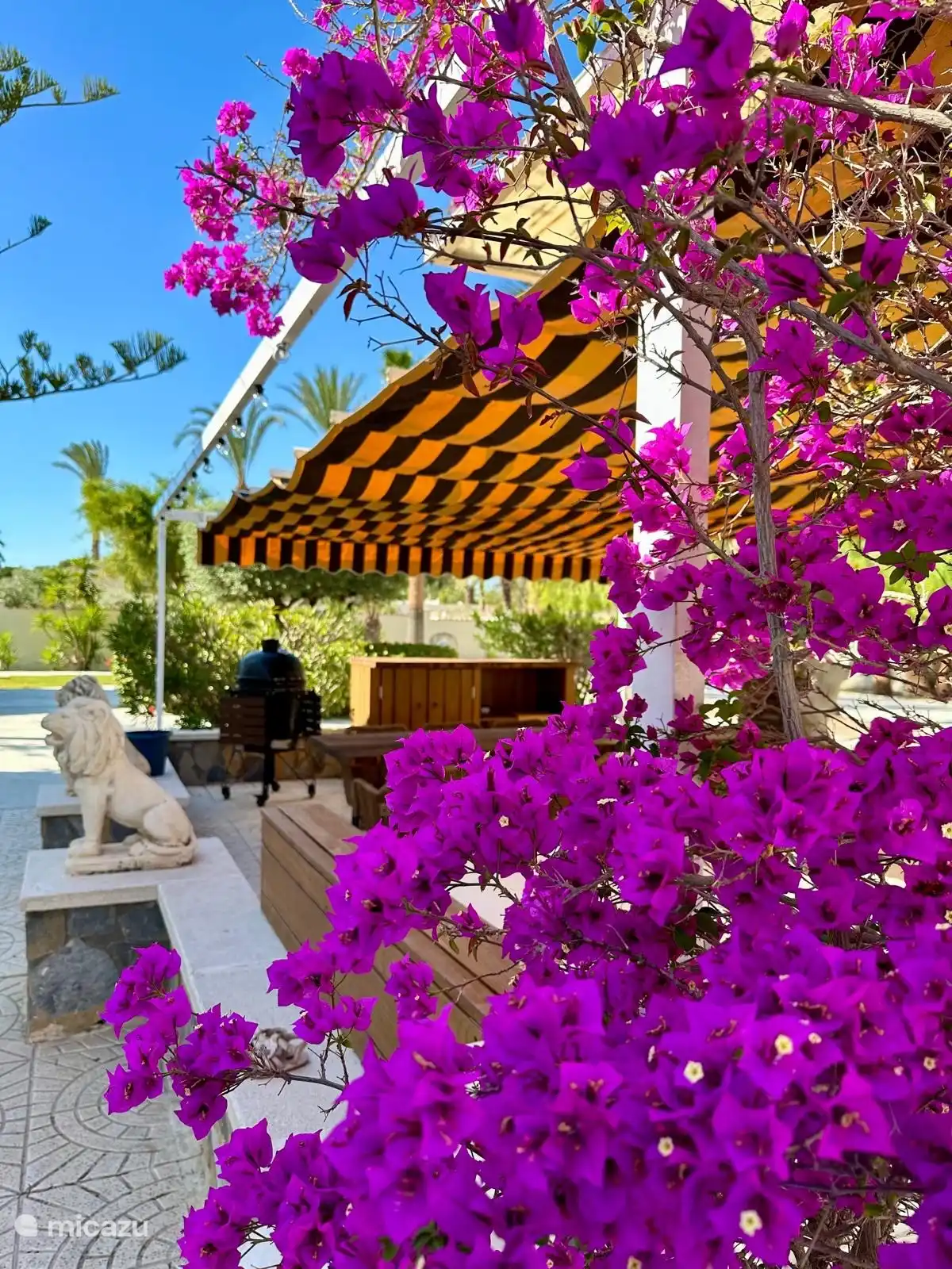 Seitenterrasse mit Lounge-Sofa (4,00 x 1,60), großem Tisch für 10 Personen und Grill