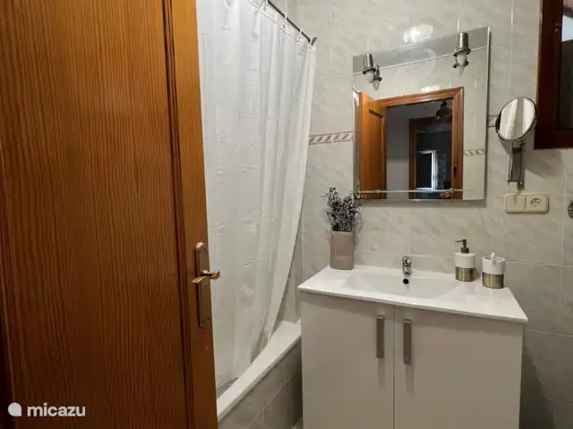 A Casa Mimosa | Espagne, Costa Blanca, Elche - villa Une des deux salles de bain avec baignoire, douche et WC. Il y a aussi une machine à laver