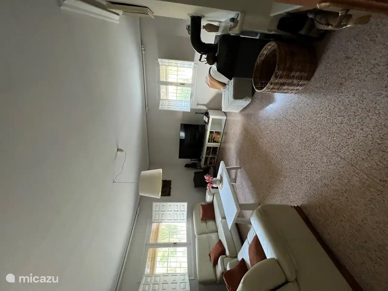 Wohnzimmer mit 65-Zoll-Smart-TV