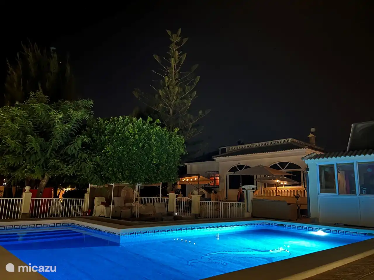 Schwimmbad in der Nacht