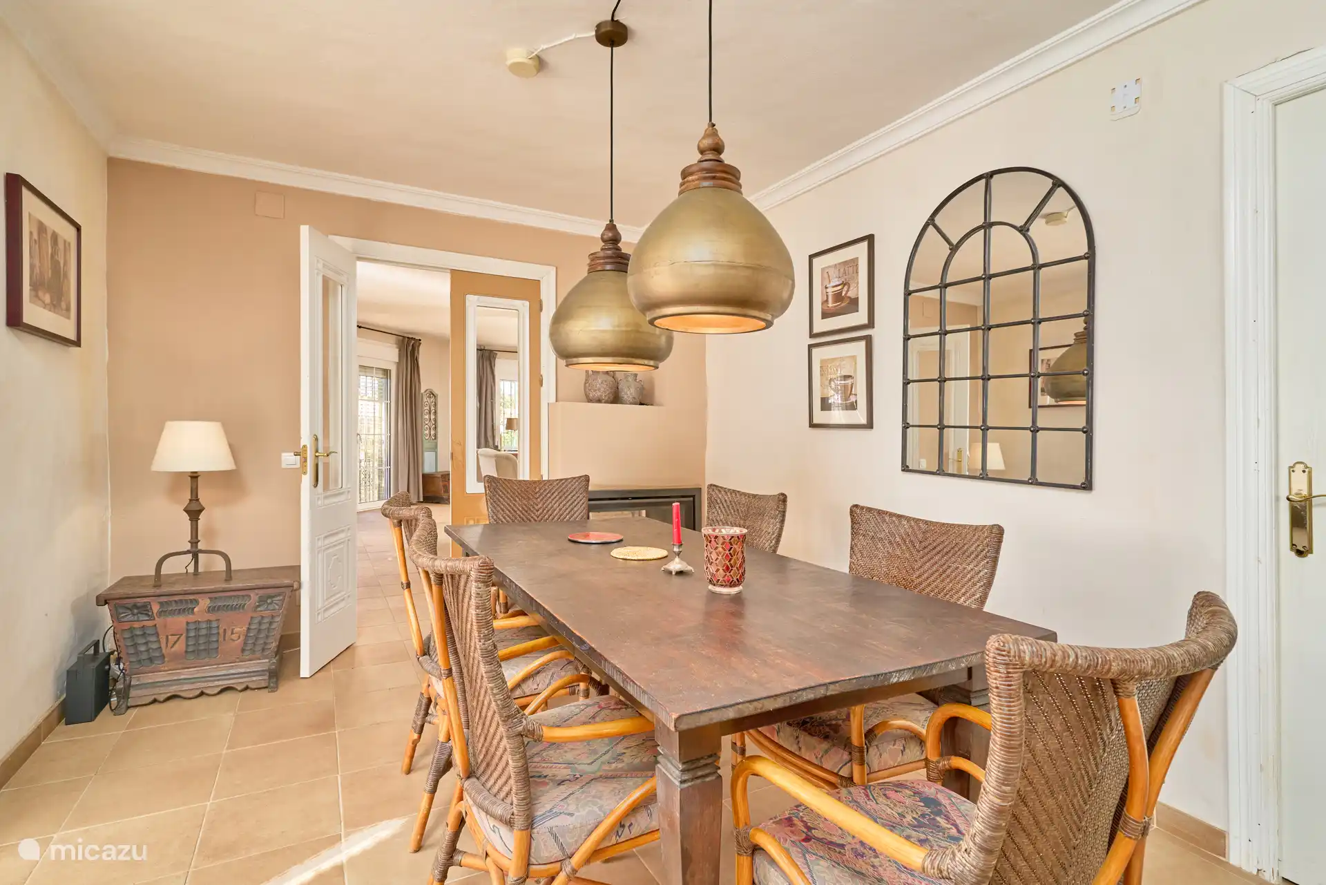 cocina con mesa de comedor
