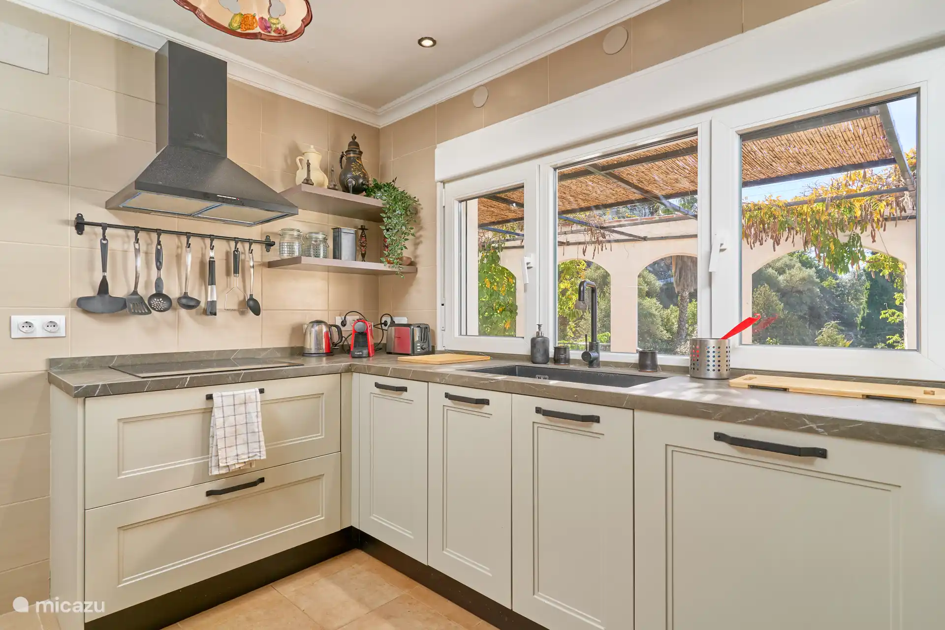 Cocina residencia principal, desde la cocina vistas al mar. 